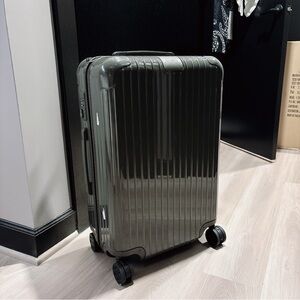 Rimowa Essential Check-In M, Gloss Slate Grey